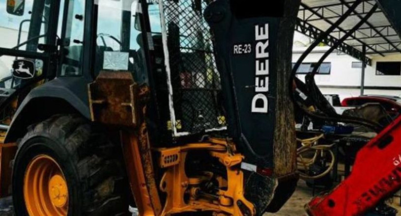 locacao-retroescavadeira-com-rompedor-jonh-deere-310l-big-0